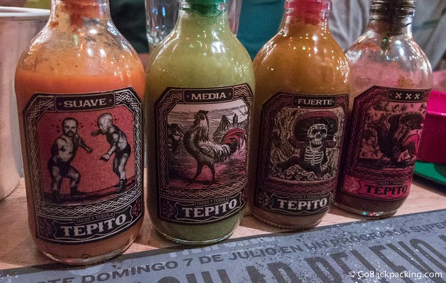 Cuatro variedades de salsa, desde suave (izquierda) a, media, fuerte, y triple-x boca-en-llamas picante