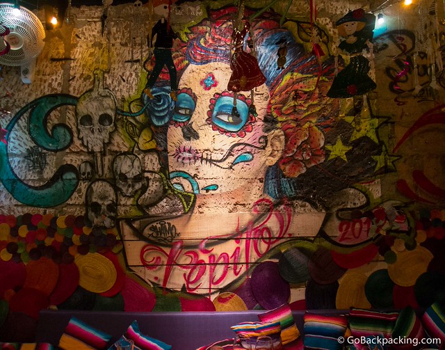 Obra de arte en una pared al fondo de Tepito