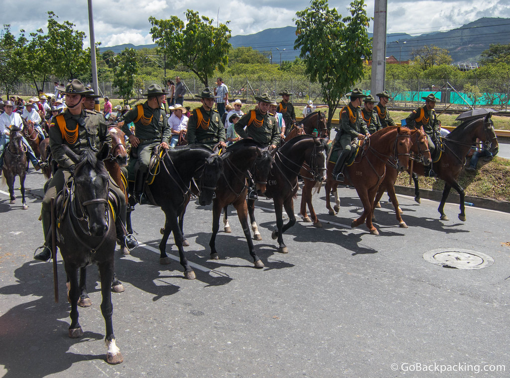 Una fila de policía montada forma una línea de control para ayudar a mantener alguna apariencia de seguridad y orden entre los miles de jinetes, caballos y espectadores