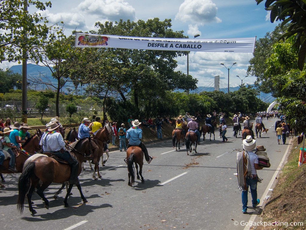 Un cartel cuelga sobre la ruta del desfile, anunciando que la cabalgata va de 12 p. m. a 6 p. m.