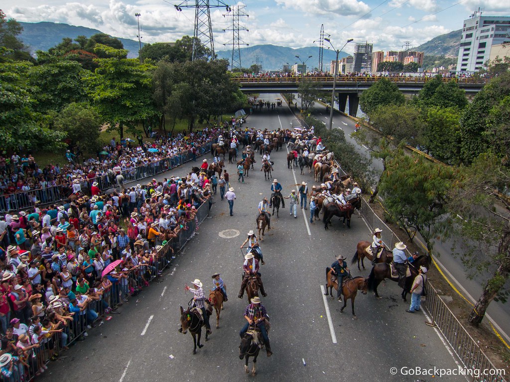 Una vista aérea de la ruta del desfile, mientras hace un bucle cerca de la estación de metro Poblado