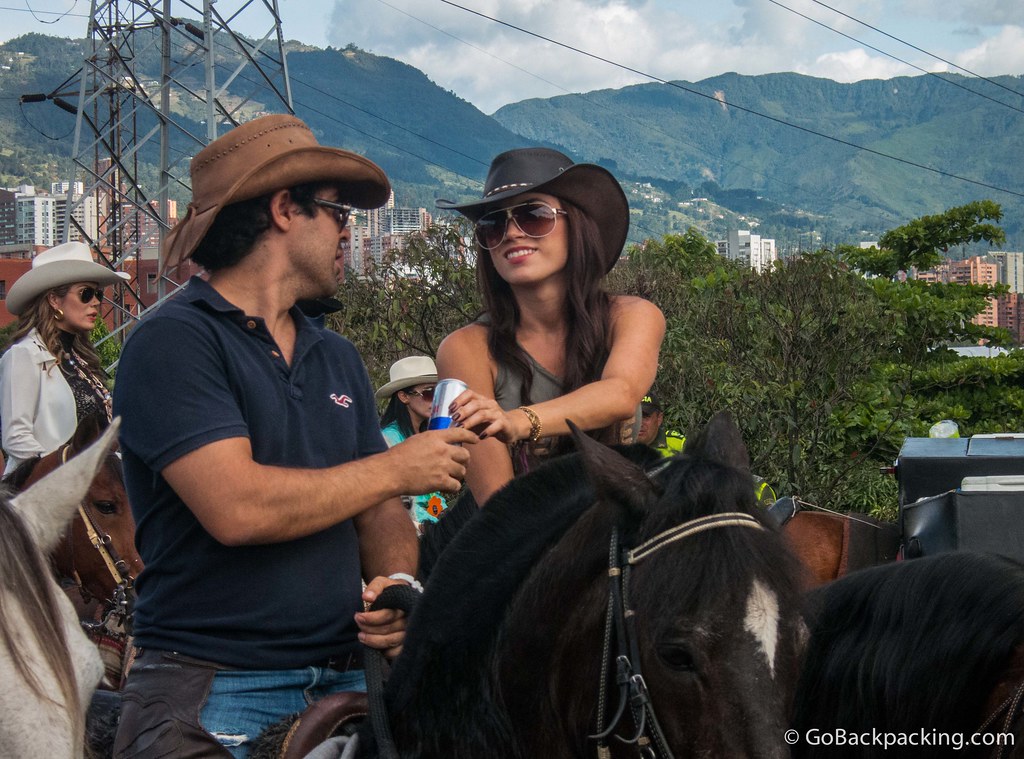 Aunque beber alcohol está prohibido para los jinetes, la mayoría ignora esta regla. Esta pareja, sin embargo, se ve compartiendo un Red Bull en su lugar.