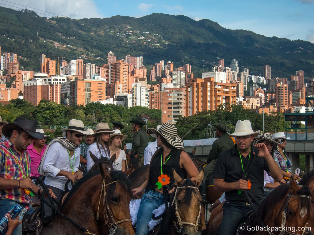 Los edificios altos y las montañas de El Poblado forman un telón de fondo colorido para el desfile