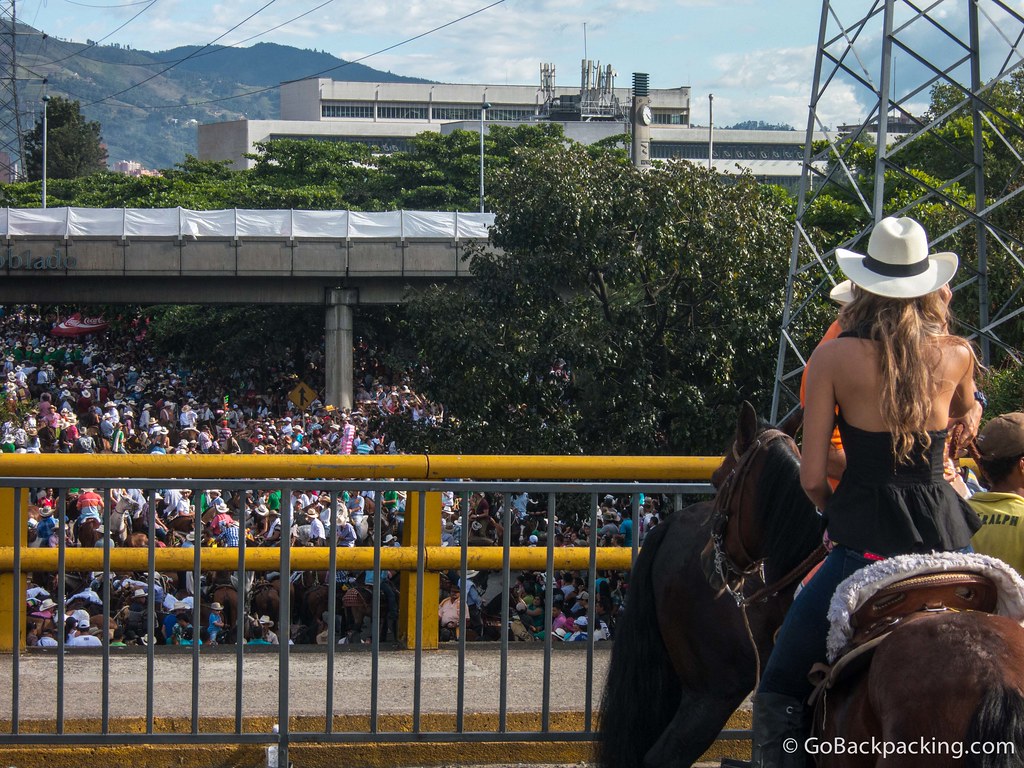 Una jinete se detiene a ver el desfile de caballos pasar por la estación de metro Poblado abajo