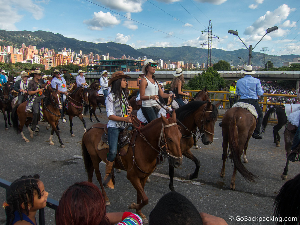 Para cruzar del lado este del río al lado oeste, los caballos pasan por un puente cerca de la estación de metro Poblado