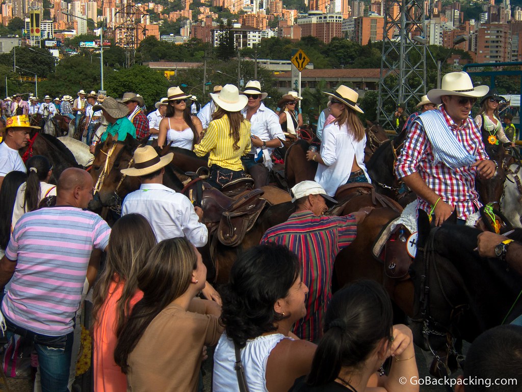 La mujer con la camisa de rayas amarillas llamó mi atención. Los trancones en el desfile son comunes, ya que grupos de amigos y familia toman descansos periódicos.