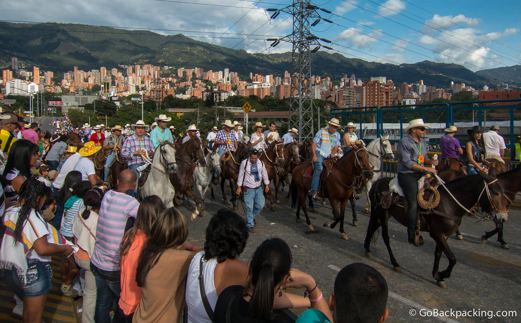Mi última foto del desfile, justo antes de que Viviana y yo camináramos de vuelta a Ciudad del Río. Entre tratar de sacar buenas fotos y manejar las multitudes masivas, fue una tarde agotadora.