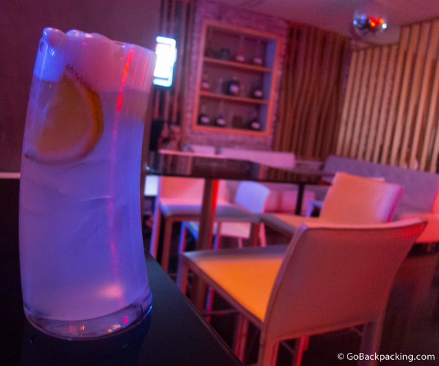 Gin fizz Un gin fizz con espuma de limón encima